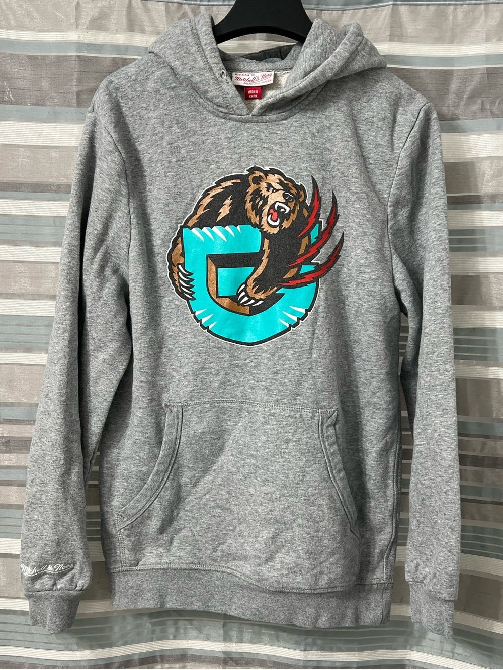 Mitchell & Ness Vancouver Grizzlies Hardwood Classics Throwback Gray Hoodie